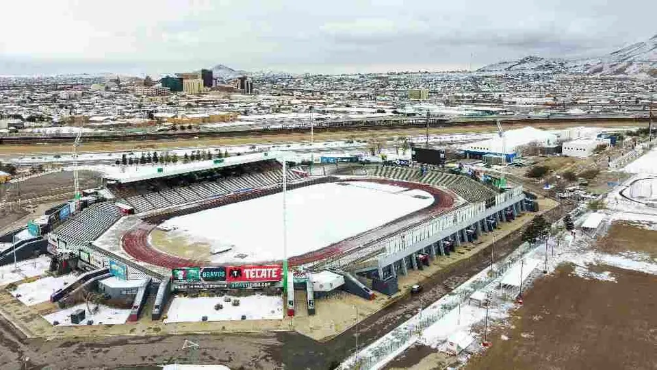 Estadio de Juárez, cubierto de nieve previo a partido vs Chivas