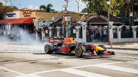 Red Bull: Checo Pérez realizó viaje por carretera abordo del RB7 de NY a Miami