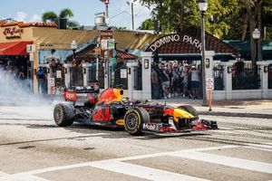 Red Bull: Checo Pérez realizó viaje por carretera abordo del RB7 de NY a Miami