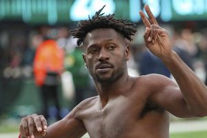 Antonio Brown fumó marihuana y rapeó en lanzamiento de hierba