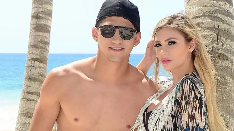 Alan Pulido volvió a aparecer con su esposa para festejar Año Nuevo