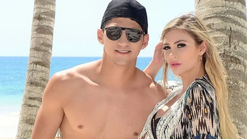 Alan Pulido volvió a aparecer con su esposa para festejar Año Nuevo