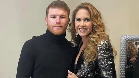 Canelo Álvarez cantó y regaló una rosa a Lucero durante concierto