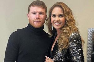 Canelo Álvarez cantó y regaló una rosa a Lucero durante concierto