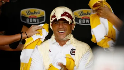 NCAA: Shane Beamer fue 'bañado' en mayonesa tras victoria de Gamecocks