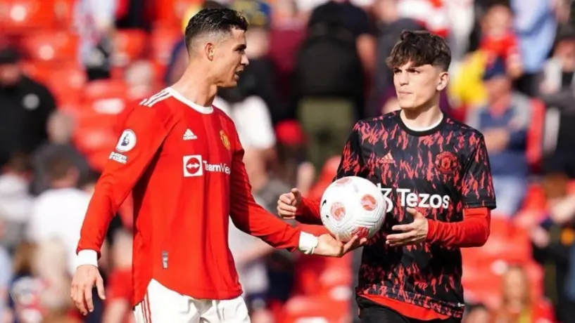 Cristiano Ronaldo: Le regaló su balón a un canterano del Manchester United