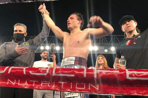 Julio César Chávez Jr: Venció a David Zegarra en su regreso al boxeo