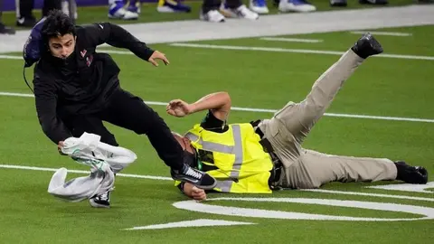 Video: Aficionado invadió la cancha del SoFi Stadium durante el Super Bowl LVI