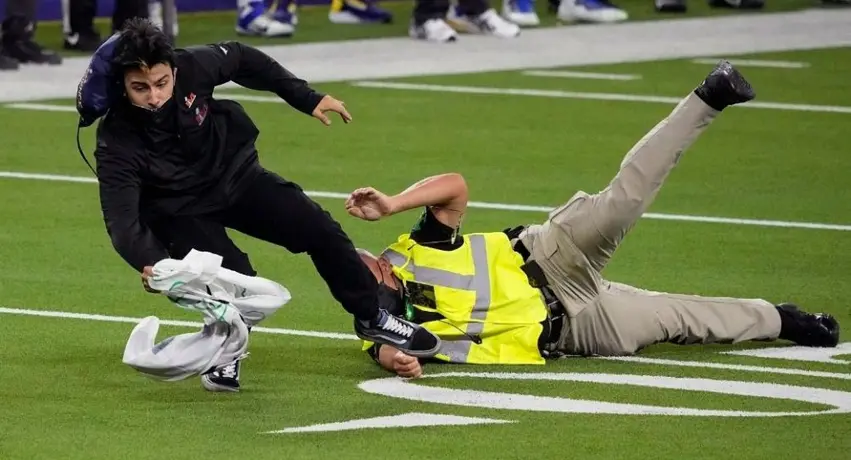 Video: Aficionado invadió la cancha del SoFi Stadium durante el Super Bowl LVI
