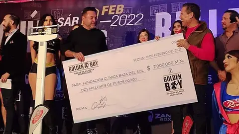 Óscar De la Hoya donó 2 millones de pesos a Fundación de Julio César Chávez
