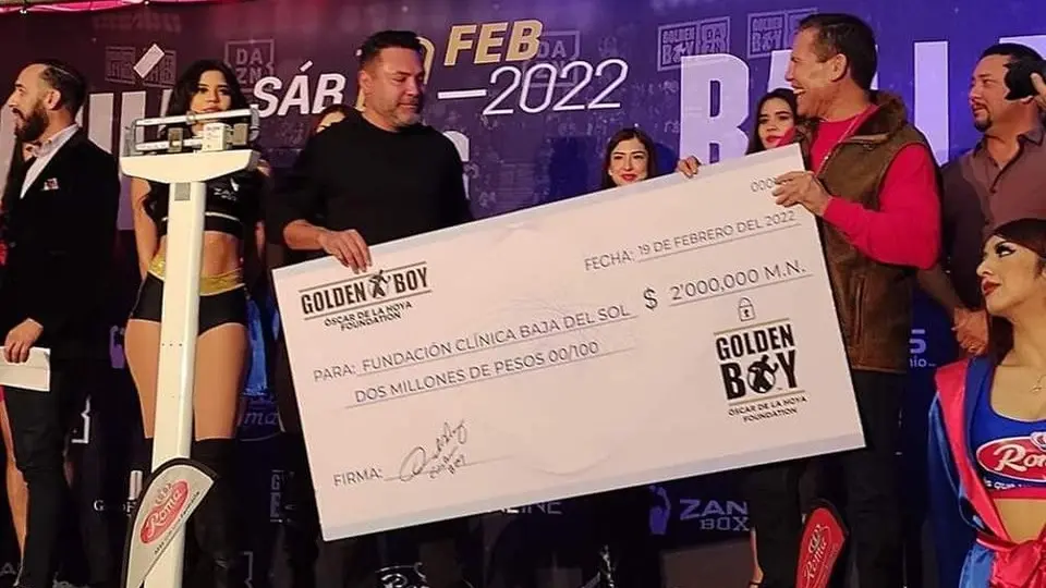 Óscar De la Hoya donó 2 millones de pesos a Fundación de Julio César Chávez