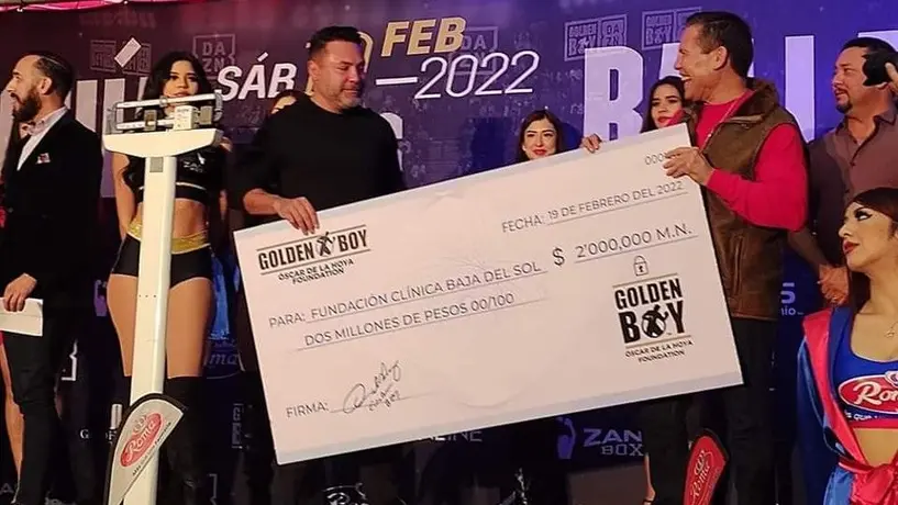 Óscar De la Hoya donó 2 millones de pesos a Fundación de Julio César Chávez