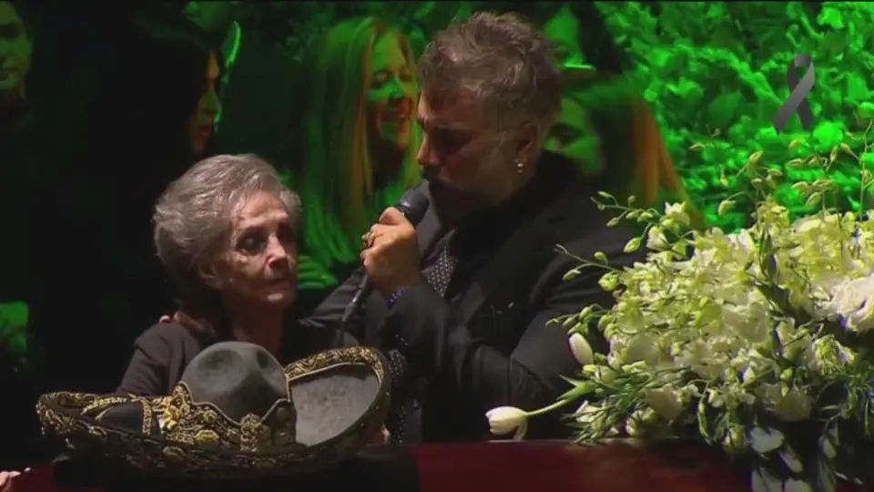 Vicente Fernández: Alejandro Fernández cantó 'Amor de los Dos' en el velorio de su papá