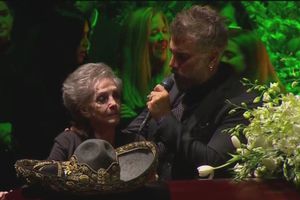 Vicente Fernández: Alejandro Fernández cantó 'Amor de los Dos' en el velorio de su papá