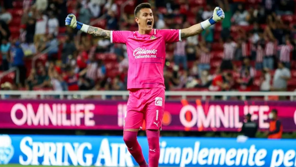Raúl Gudiño: 'Guantes y balón firmados por Oswaldo Sánchez, el 'costo' de mi traspaso a Chivas'