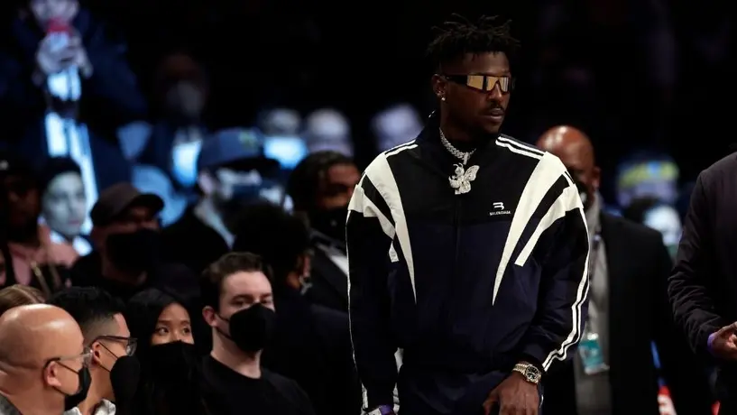 Antonio Brown fue captado en juego de la NBA a unas horas de abandonar a los Bucs