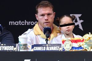 Video: Hija del Canelo Álvarez le sacó la lengua a Dimitry Bivol en conferencia