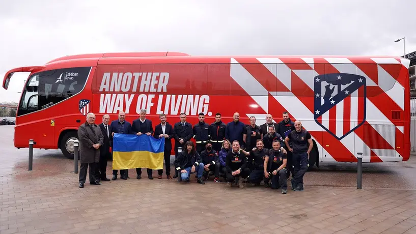 Ucrania-Rusia: Atlético de Madrid envió su autobús con ayuda para ucranianos