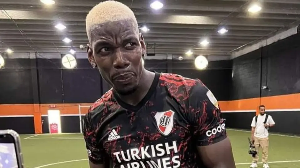 Paul Pogba: Echó una cascarita portando un jersey de River Plate