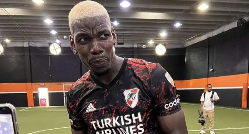 Paul Pogba: Echó una cascarita portando un jersey de River Plate