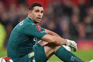 Dibu Martínez podría ser sancionado por un tema de apuestas