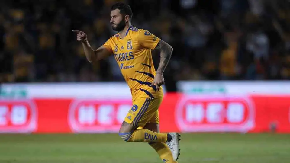 Video: André-Pierre Gignac cantó en vivo con la Banda MS