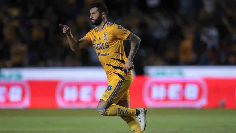 Video: André-Pierre Gignac cantó en vivo con la Banda MS