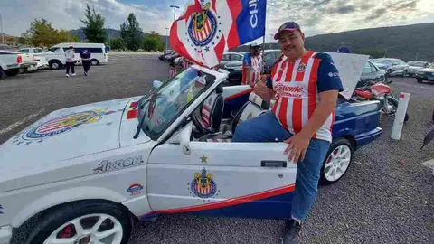 Chivas: Aficionado tuneó su vehículo con los colores Rojiblancos
