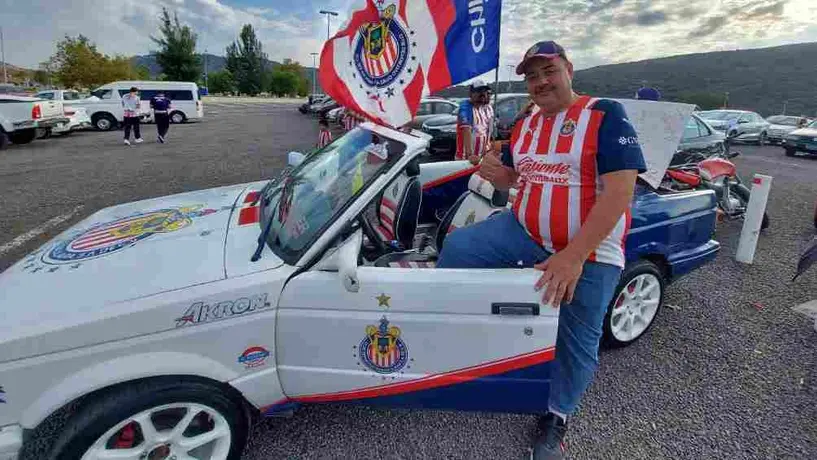 Chivas: Aficionado tuneó su vehículo con los colores Rojiblancos
