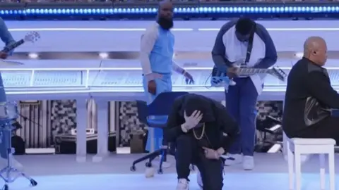 Video: Eminem realizó protesta contra el racismo durante el show de medio tiempo