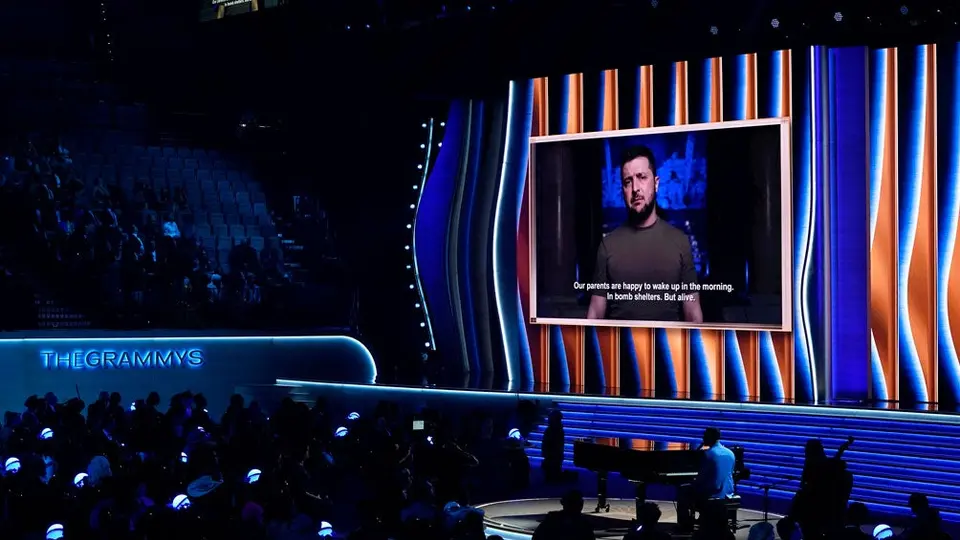 Zelensky sorpende en Grammys 2022: 'Apoyen a Ucrania, pero no con silencio'