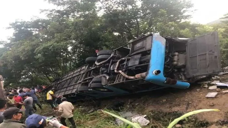 Chiapas: Volcadura de autobús deja 8 muertos y 25 heridos