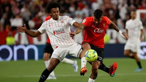 Sevilla: Jules Koundé bloqueó a fanático que intentó engañarlo para conseguir su jersey