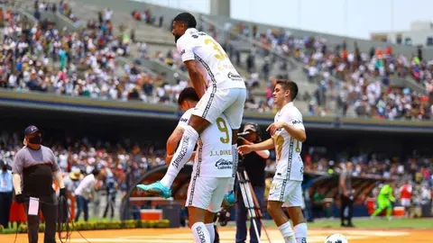 Pumas: Aficionado con discapacidad visual asistió al encuentro en compañía de su hija