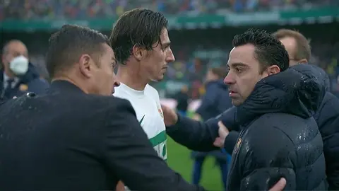 Barcelona: Xavi y DT del Elche tuvieron momentos de tensión tras el partido