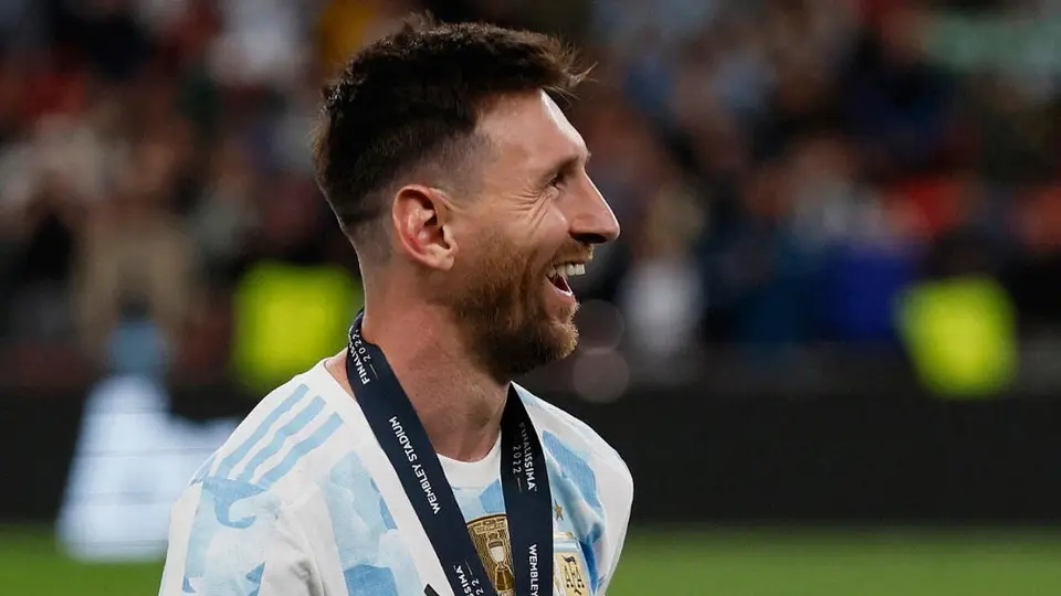 Video: Messi cumple el sueño de unos fanáticos en una piscina durante sus vacaciones