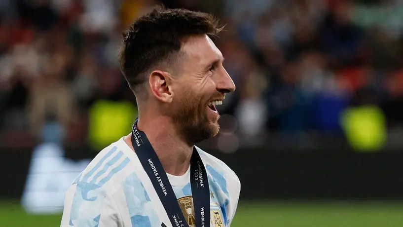 Video: Messi cumple el sueño de unos fanáticos en una piscina durante sus vacaciones