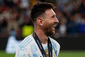 Video: Messi cumple el sueño de unos fanáticos en una piscina durante sus vacaciones