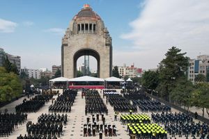 Policía de Proximidad y el Heroico Cuerpo de Bomberos desfilaron en la CDMX