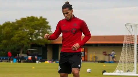 Carlos Salcedo en su presentación con Toronto: 'Acaban de sacar al león de la jaula'