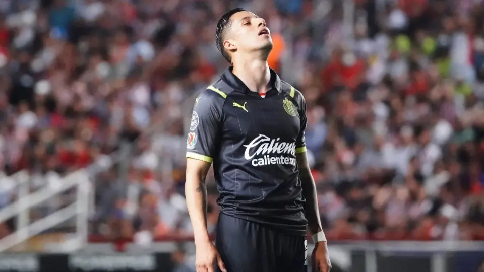 Chivas: Carlos Cisneros no jugará ante Atlas por problemas respiratorios