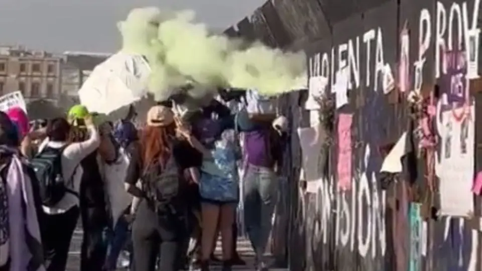 Video: Policías lanzaron gas a mujeres durante la marcha del 8 de marzo
