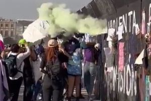 Video: Policías lanzaron gas a mujeres durante la marcha del 8 de marzo