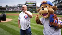 Enrique 'Perro' Bermúdez: Lanzó la primera bola en juego de Cubs