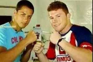 Canelo: Acusaron de 'villamelón' al boxeador tras decir que es de Atlas; posó con playera de Chivas