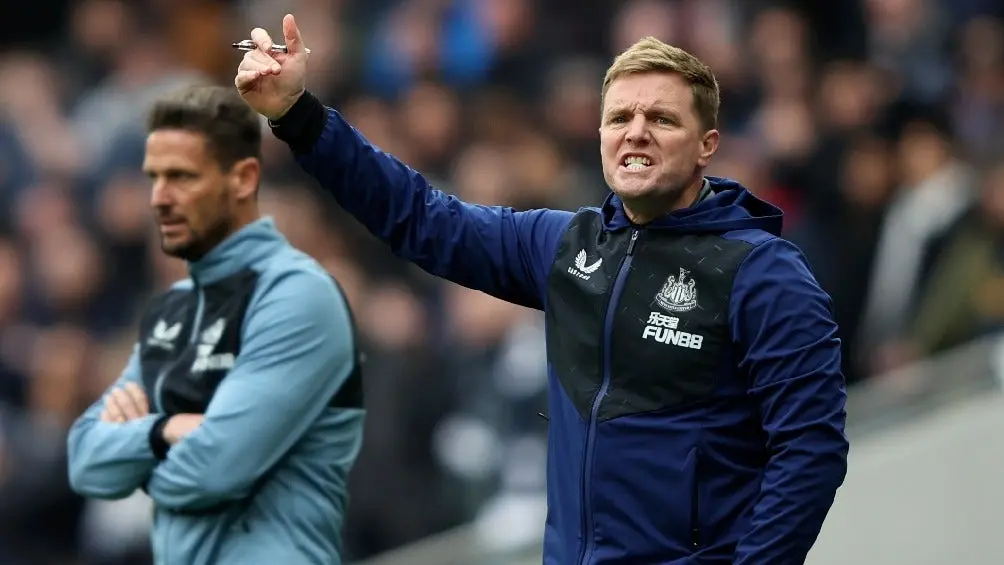 Eddie Howe dirigiendo al Newcastle en partido de la Premier League | AP