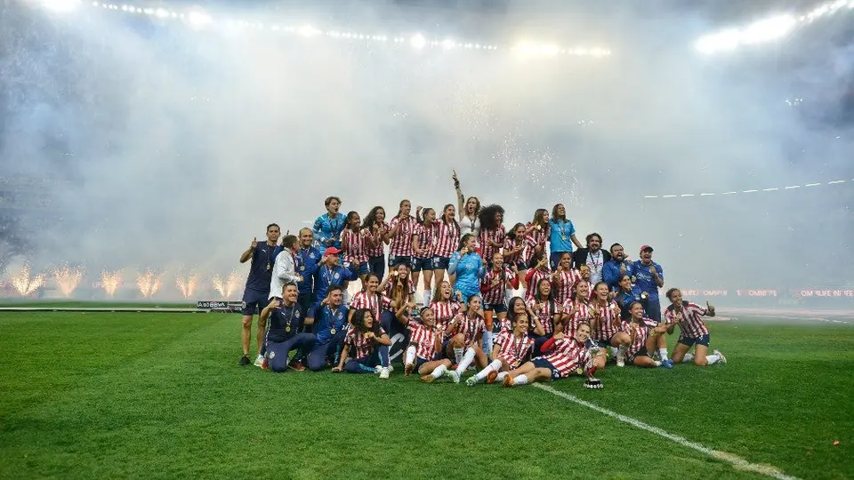 Liga MX Femenil: Torre BBVA se ilumina con los colores de Chivas por el campeonato CL22