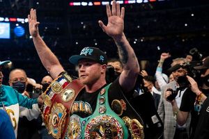 Canelo Álvarez lanzó nueva marca de bebida hidratante 'Yaoka'; JC Chávez fue su padrino