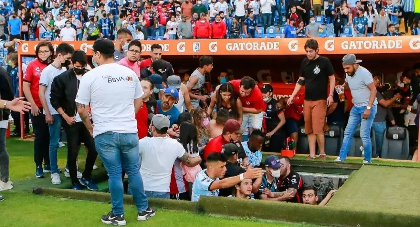 Querétaro vs Atlas: Aficionada narró su salida del estadio durante la campal