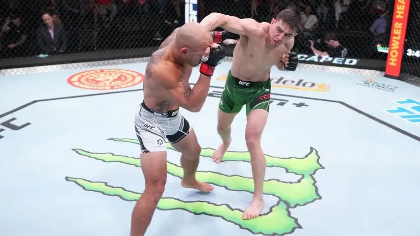 Manuel Torres peleando en el octágono ante Frank Camacho | TWITTER | @MMA_FUSION